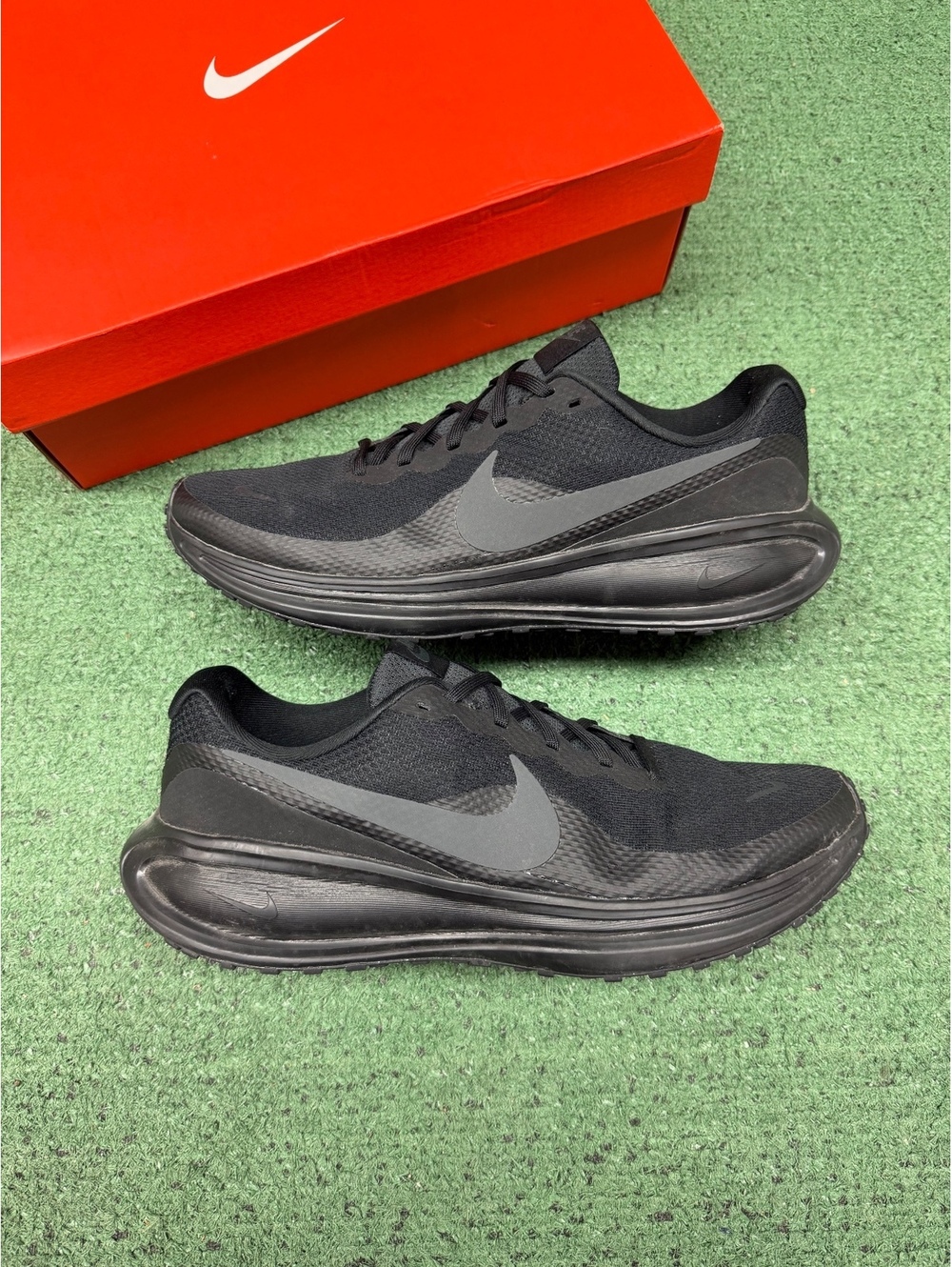 NIKE REVOLUTION 8 BLACK ANTHRACITE SIZE 10.5